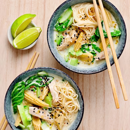 två skålar med ramen, kyckling, pak choi och kokosmjölk.