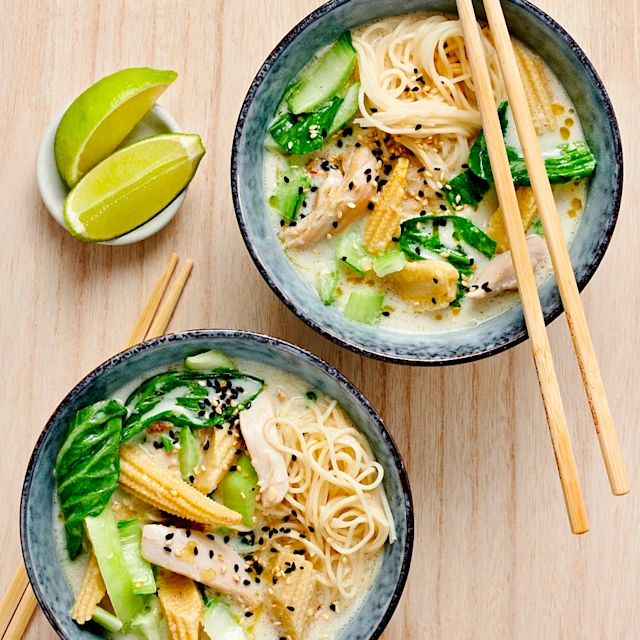 två skålar med ramen, kyckling, pak choi och kokosmjölk.