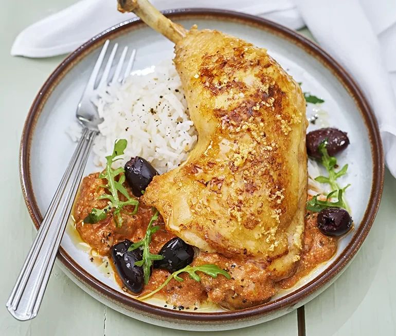 Vitlöksstekt kyckling med oliver och ruccola