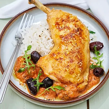 Vitlöksstekt kyckling med oliver och ruccola