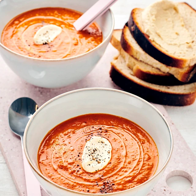 Röd linssoppa och mackor med hummus