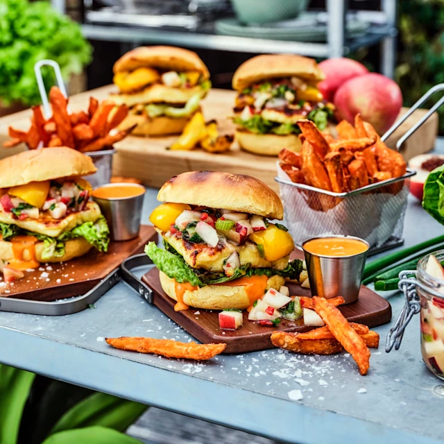 Grillostburgare med paprika och nektarinsalsa