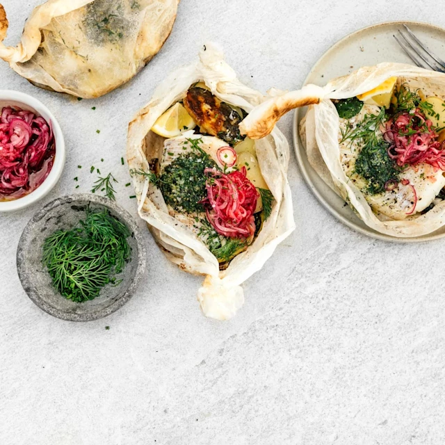 Fiskpaket med kryddsmör och syrad lök