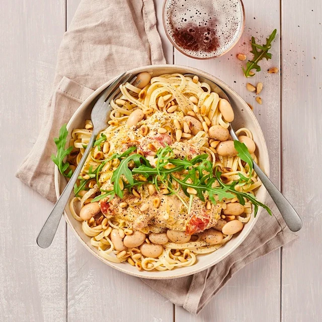 Bavettepasta med varm fetaost- och tomatkräm