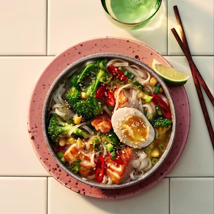 Het nudelsoppa med lax och broccoli