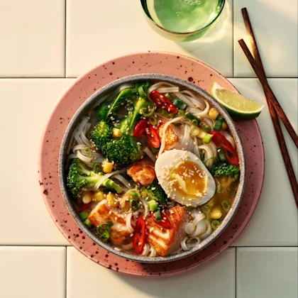 Het nudelsoppa med lax och broccoli