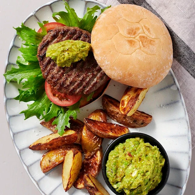 Hamburgare med avokadoröra