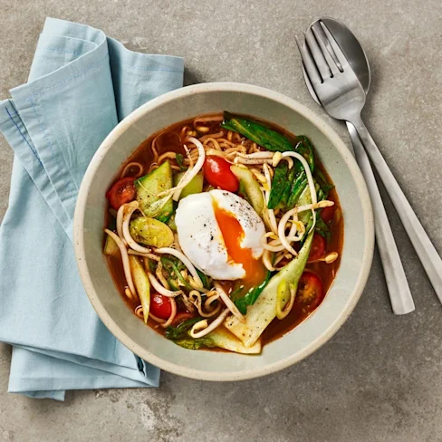 Tomatramen med pocherat ägg och pak choi