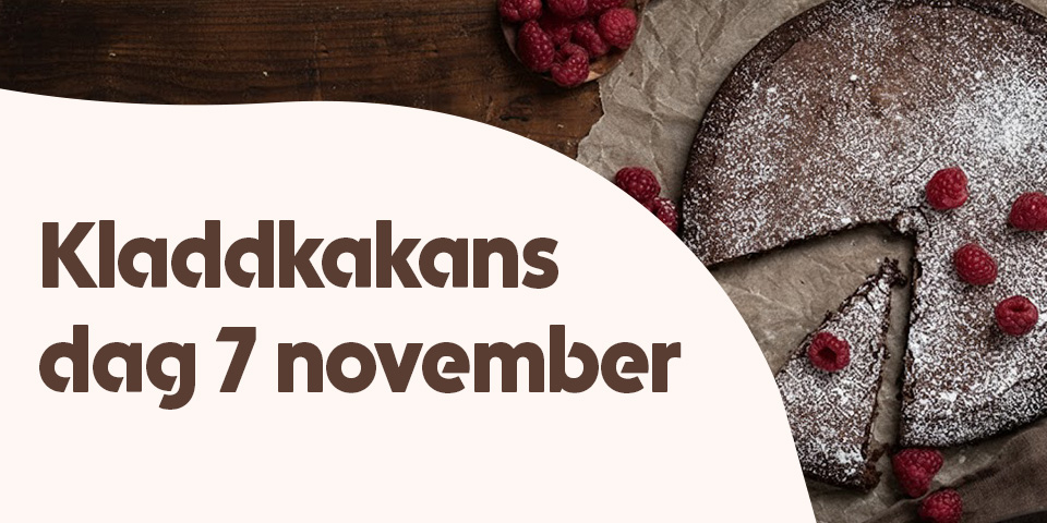 Kladdkaka med florsocker och hallon på bakplåtspapper med texten “Kladdkakans dag 7 november”.