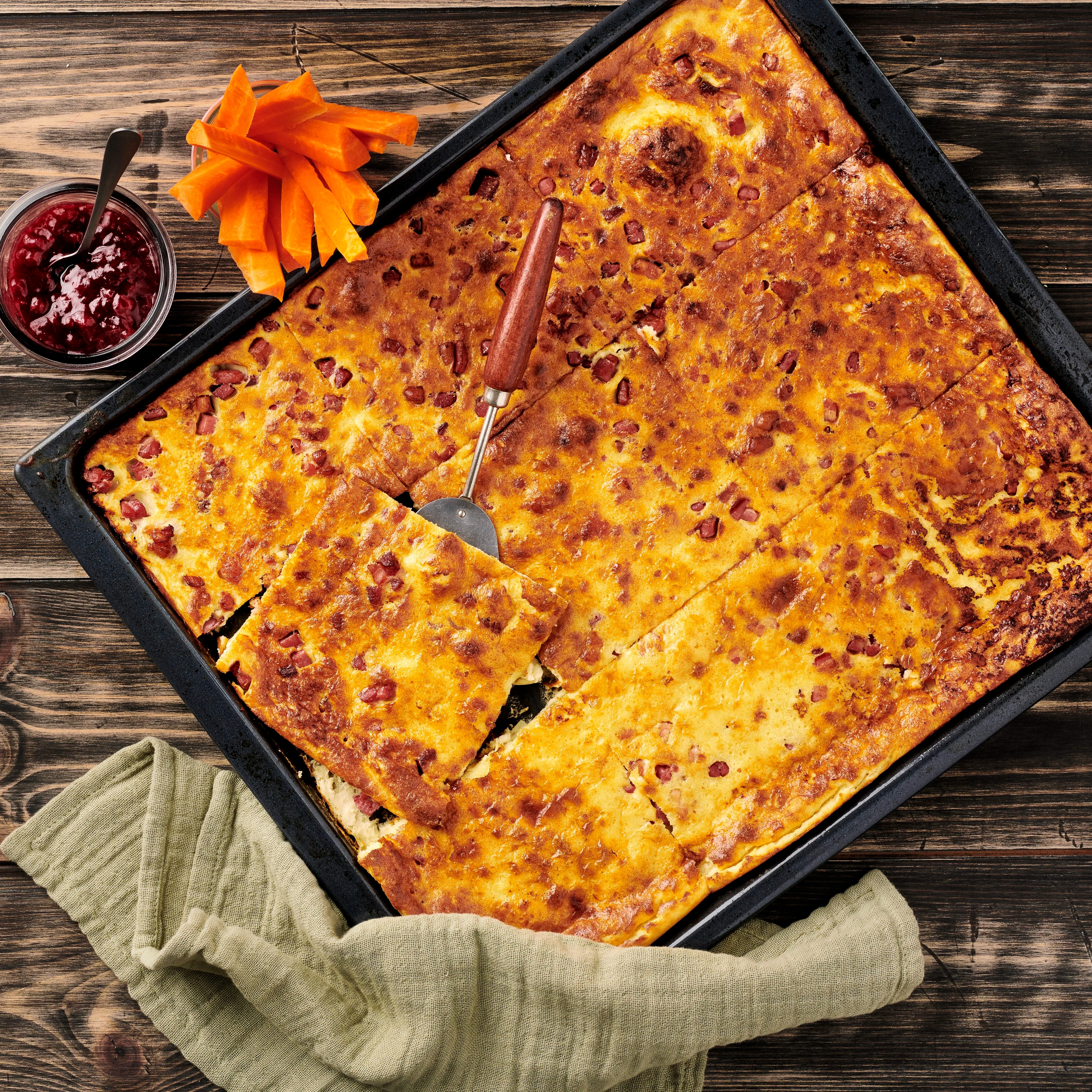 Ugnspannkaka med bacon och morötter