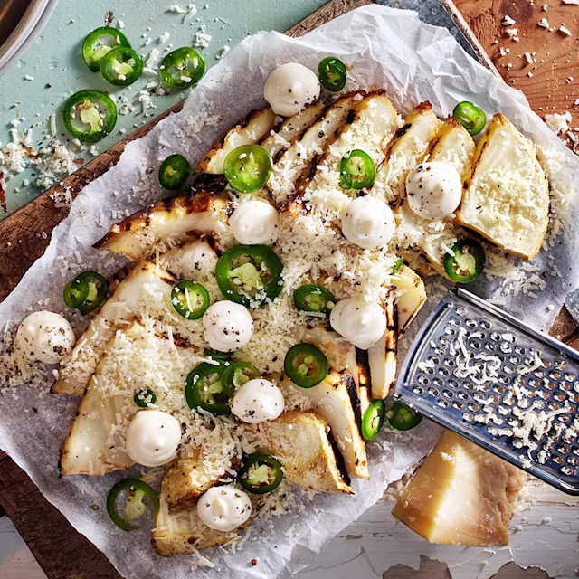 Grillad rotselleri med majonnäs, jalapeño och parmesan