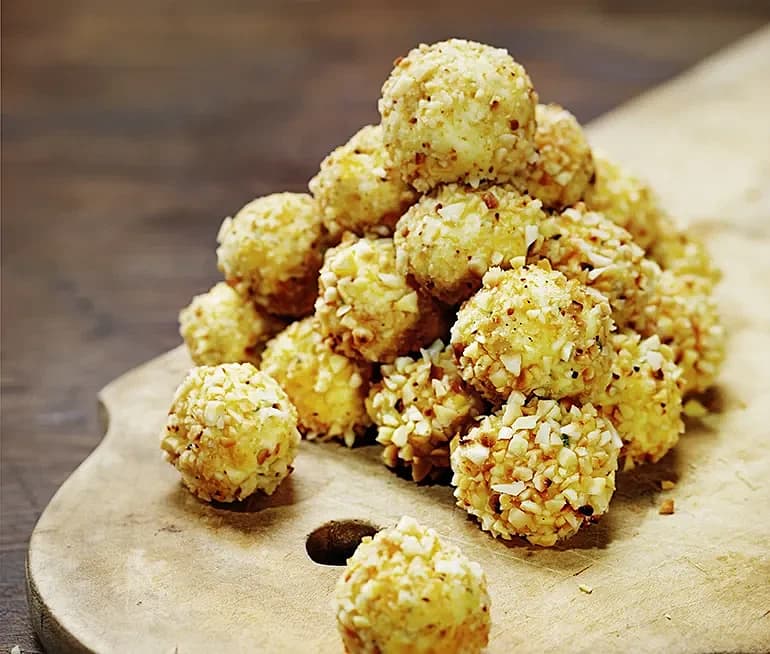 Ädelostbollar med aprikos och rostad mandel