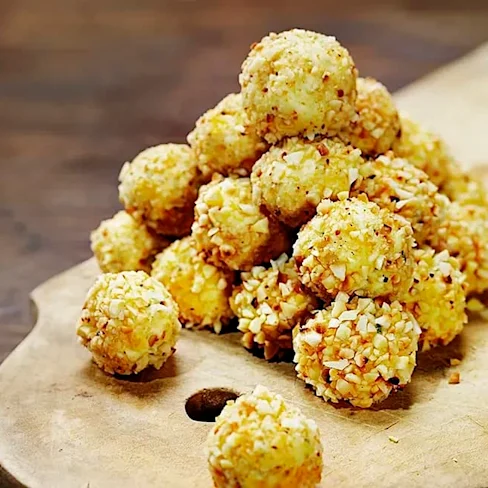 Ädelostbollar med aprikos och rostad mandel