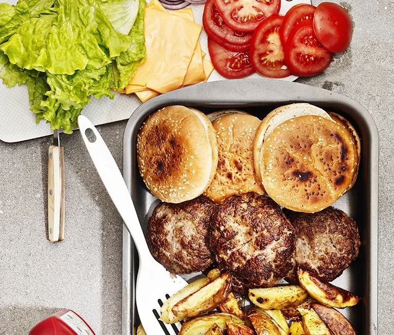 Ostburgare med klyftpotatis