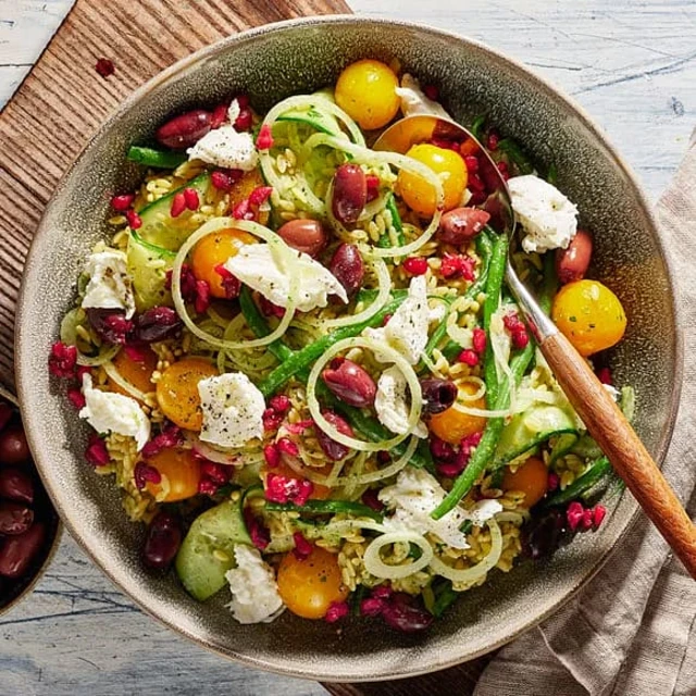 Medelhavssallad med tomat, oliver och basilikadressing