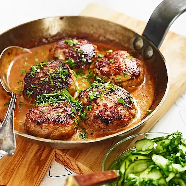 Kalvsfärsbiffar med gräddsås och pressgurka