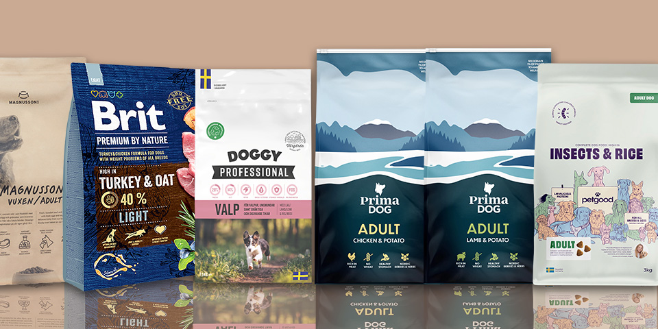 Olika förpackningar med hundmat från varumärkena Magnussons, Brit, Doggy, Prima Dog, Petgood och Pedigree står uppradade mot en bakgrund med tassavtryck.