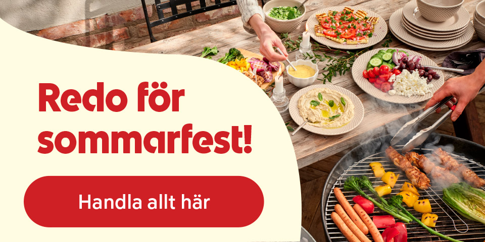 Uppdukad grillbuffé med majskolvar, grillspett, sallad, bröd och dippsåser på ett bord, och en grill med spett i bakgrunden, med texten “Redo för sommarfest! Handla allt här”. Klicka för att handla.