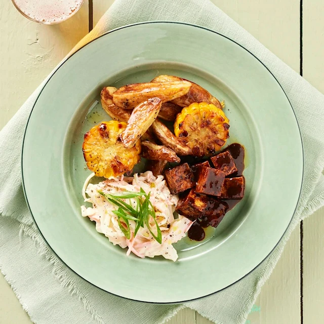 BBQ-tofu med coleslaw och majs