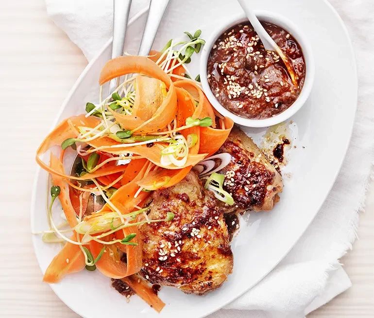 Kycklinglår med plommonsås och syrliga morötter