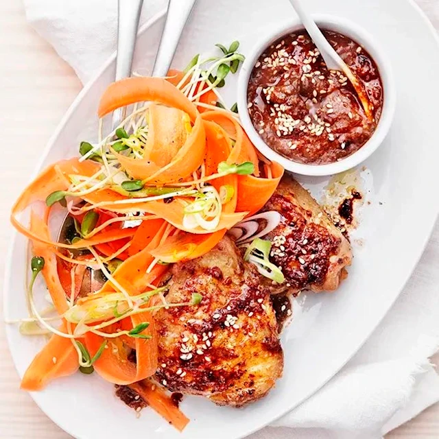 Kycklinglår med plommonsås och syrliga morötter