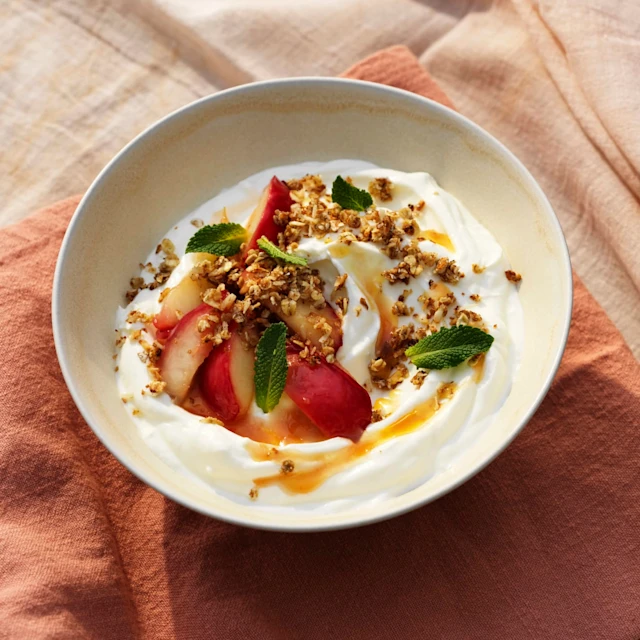 Yoghurt med stekt nektarin och kokoshavre