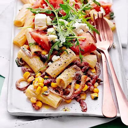 Pasta med fetaost och bacon