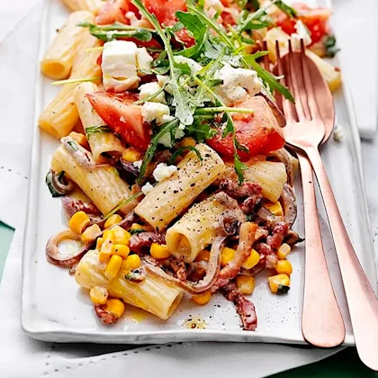 Pasta med fetaost och bacon