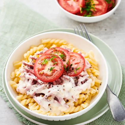 Pasta med krämig ost- och skinksås