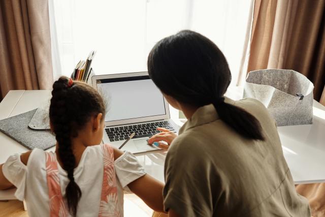 2020-12-08 - Vereinfachte Kommunikation zwischen Eltern und Lehrern mit dem eUnterschriften-Tool von Smallpdf - Mutter und Tochter