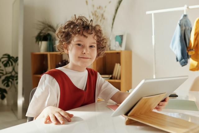 2021-12-02 – Teknologi & Ruang Kelas Jarak Jauh – Anak Menggunakan Tablet