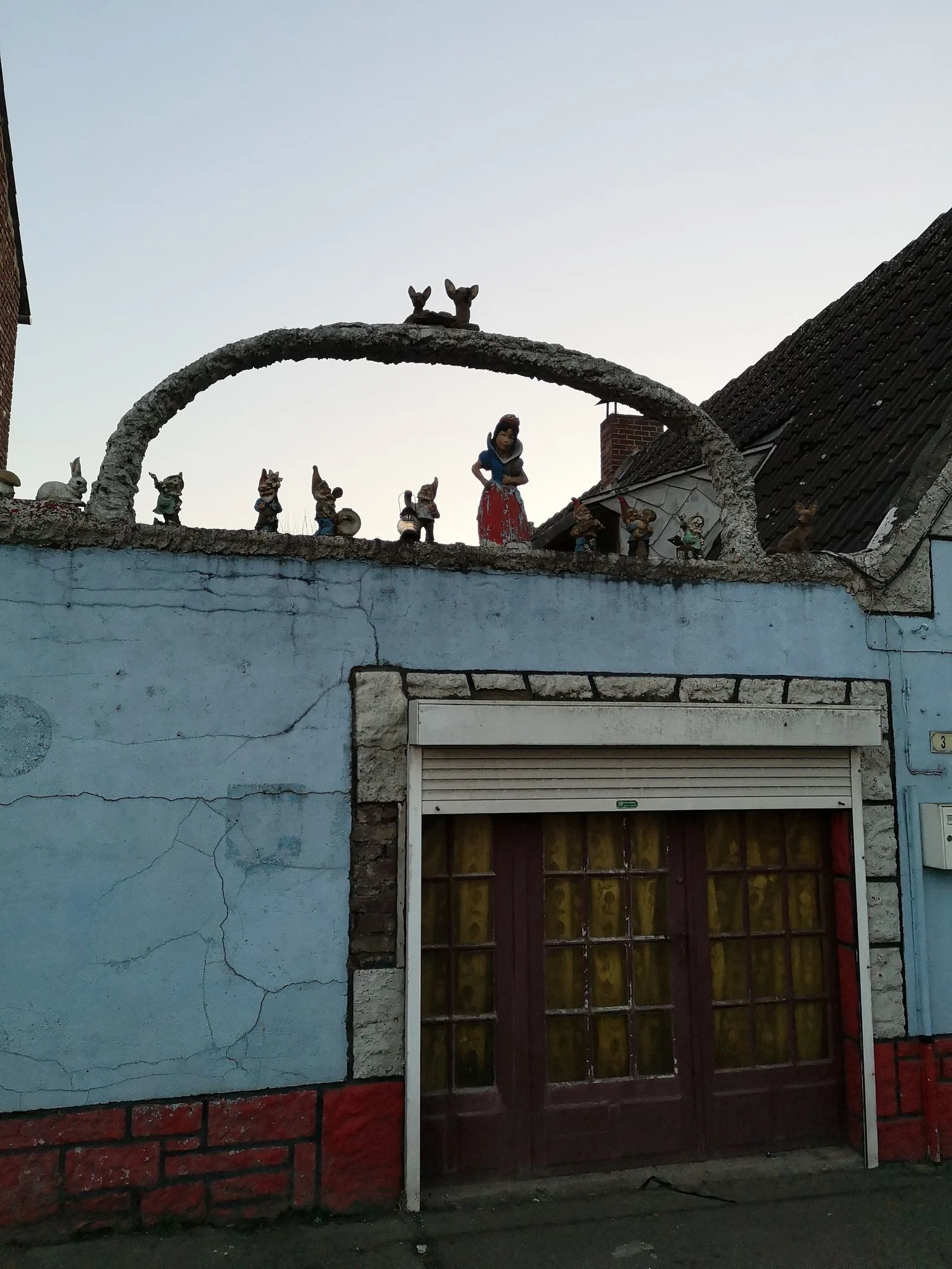 Au bout de la rue du Calvaire, à quelques dizaines de mètres de son domicile, on découvre cette devanture qui pourrait être attribuée à Charles Pecqueur.