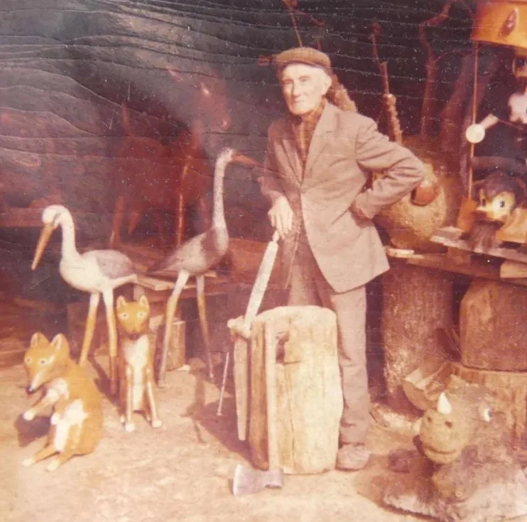 Portrait de Ludovic Montégudet au milieu de ses sculptures vers 1980