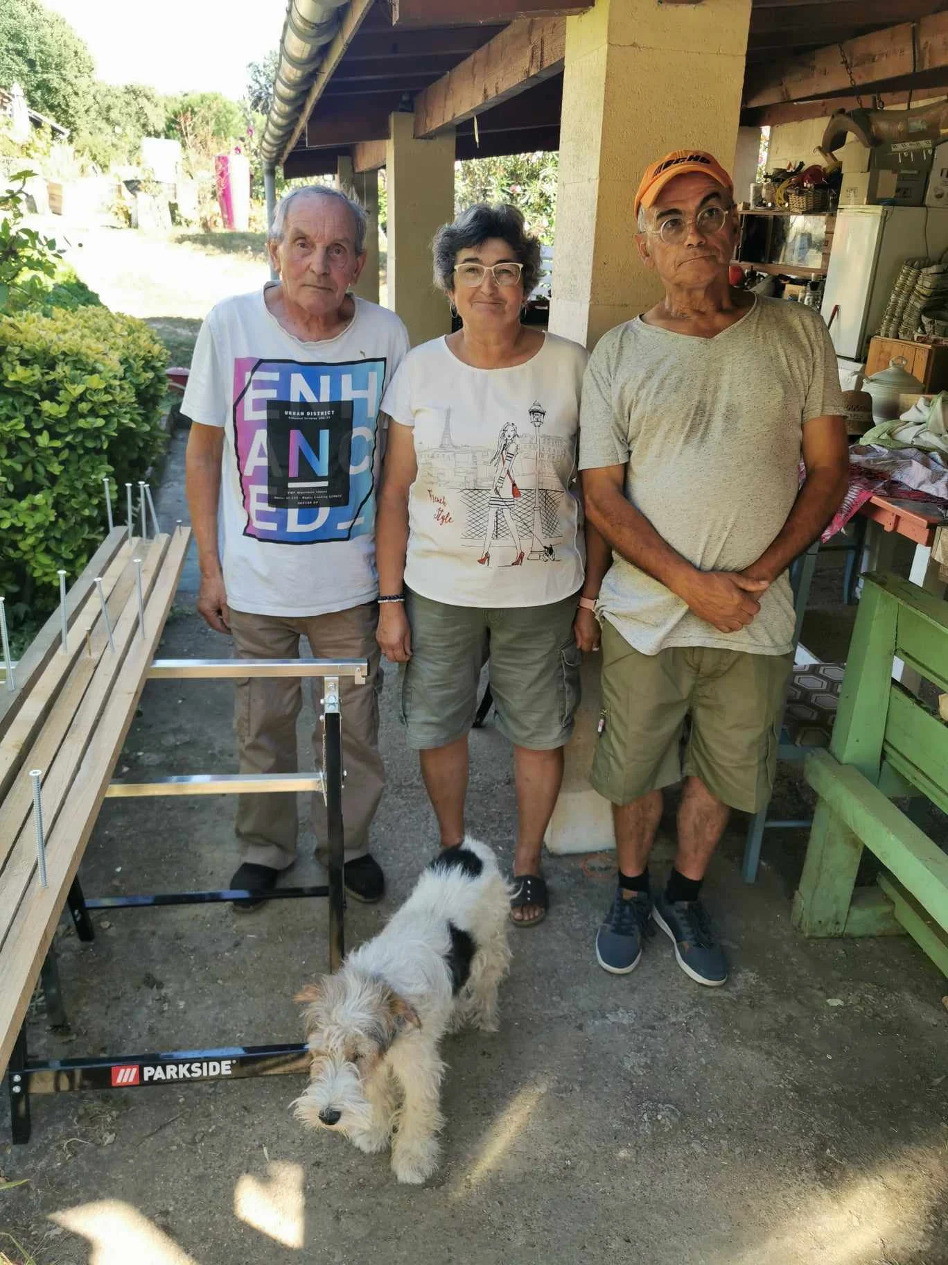 Jean-Claude à droite, sa sœur, son beau-frère et le chien 