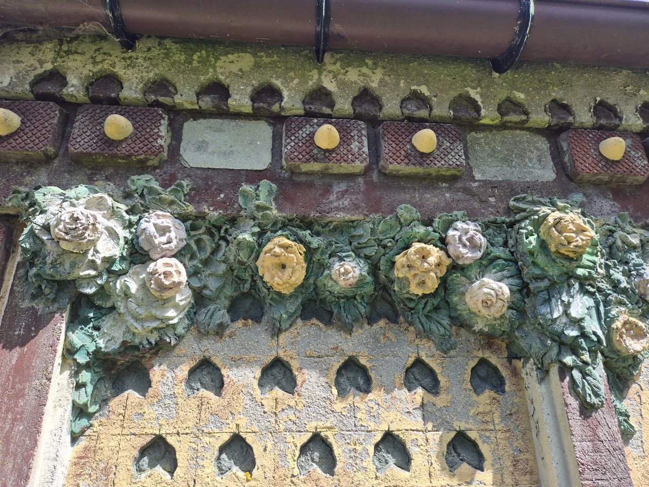 détail d'un motif au niveau du porche d'entrée de la maison