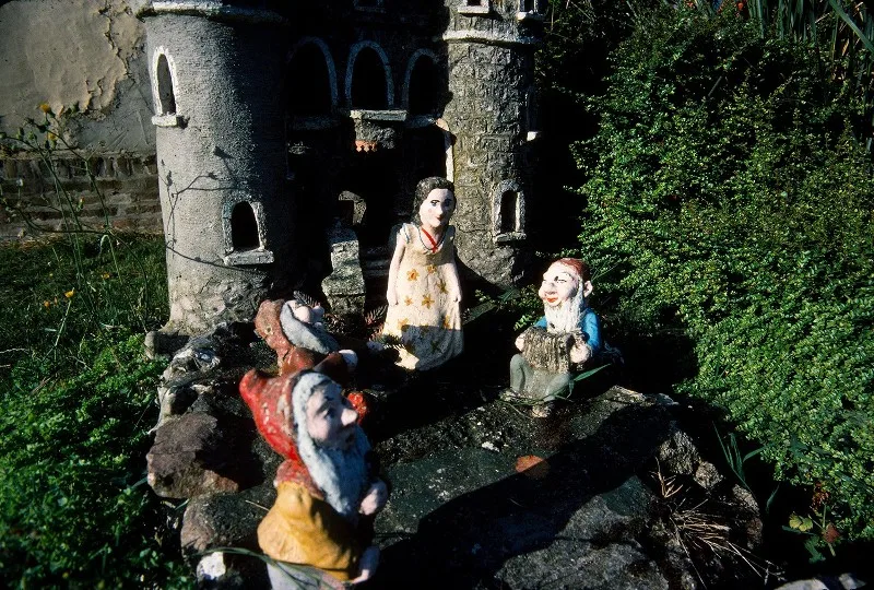 Photo de Francis David dans le Guide de l'art insolite, Nord - Pas de Calais, Picardie. Paris : Herscher, 1984.