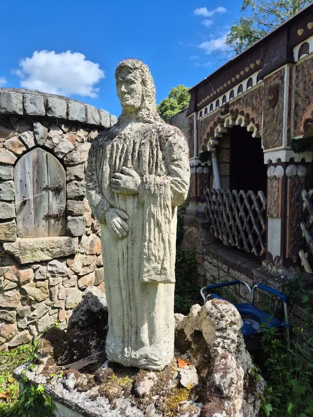 Jesus cache la chaise percée de son créateur qui demeure