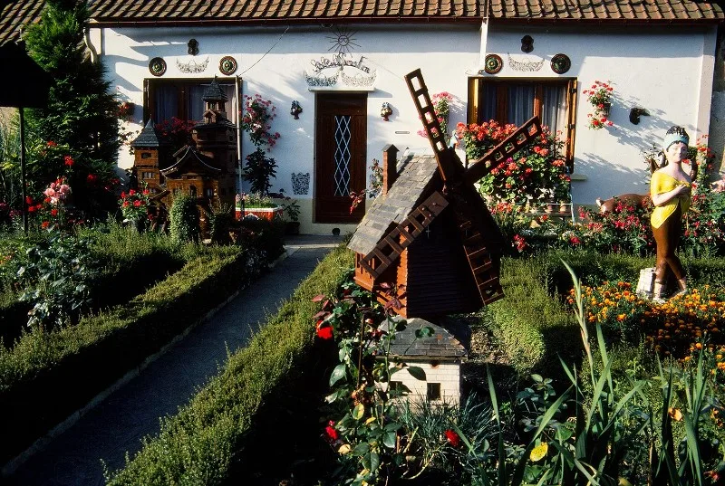  Photo de Francis David dans le Guide de l'art insolite, Nord - Pas de Calais, Picardie. Paris : Herscher, 1984.