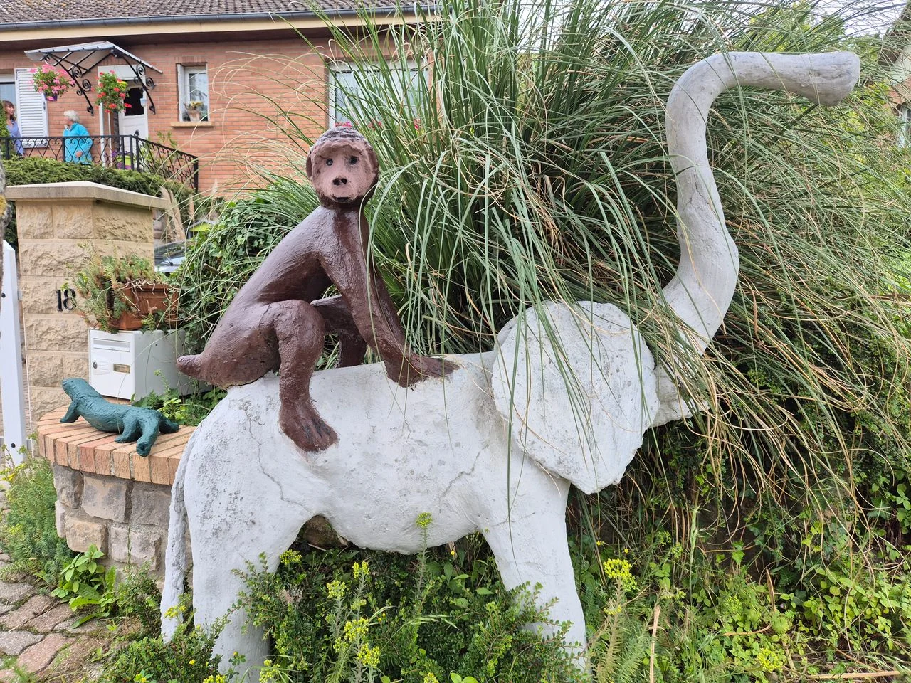 sculptures encore en place devant la maison de Martine