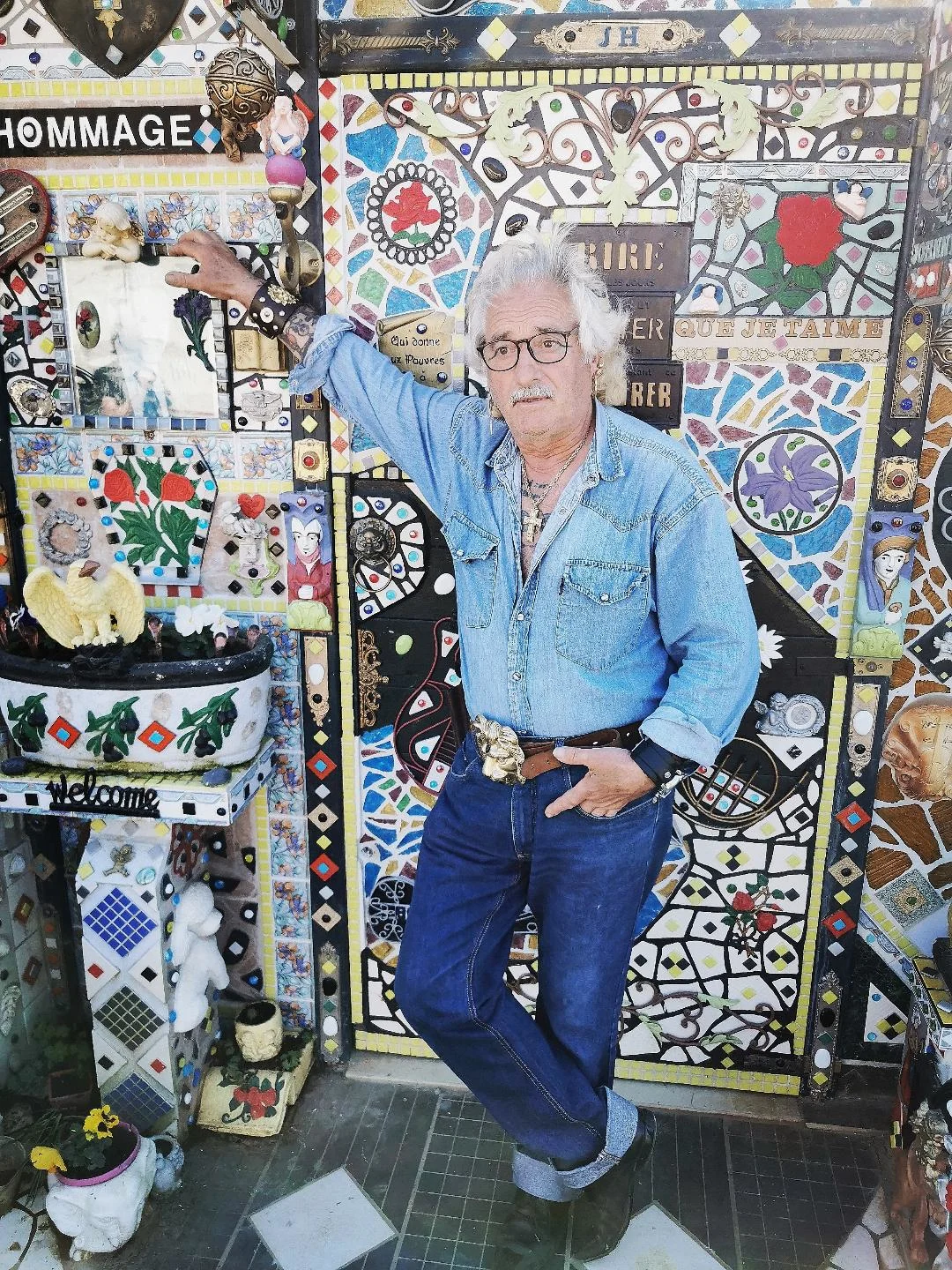 devant l'hommage à Johnny 