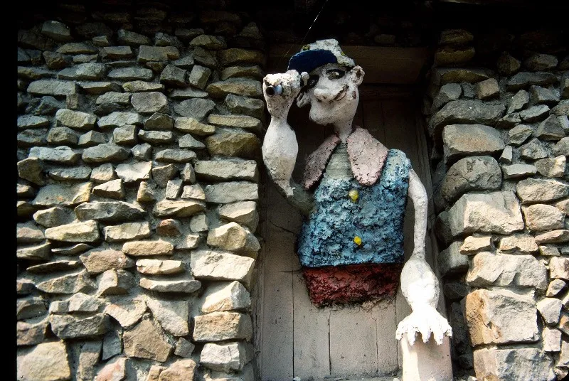 Popeye regardant l'horizon à l'aide d'une longue vue. Photographie de Francis David datant de 1984.
