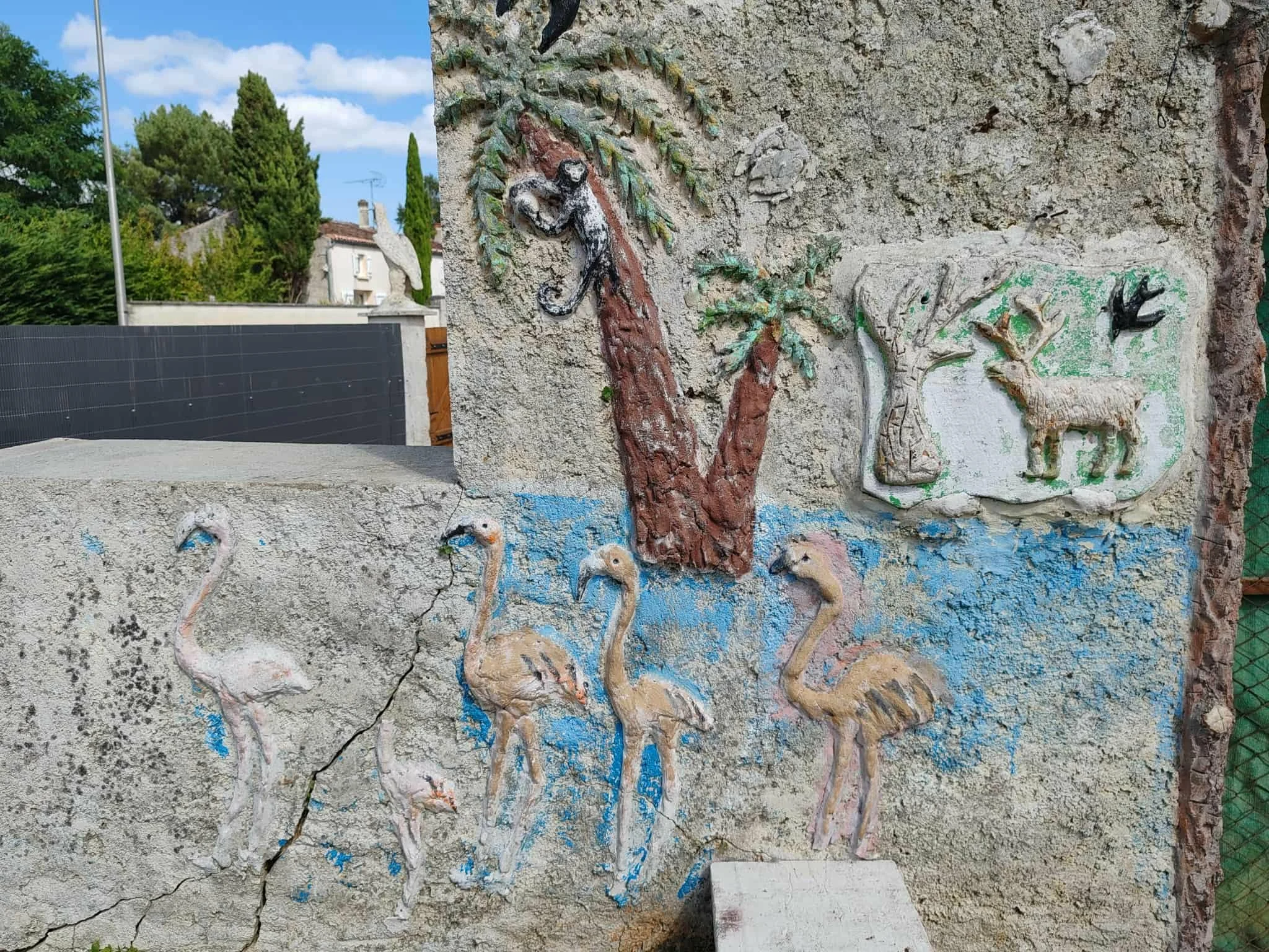 quelques vestiges encore en place sur la façade de la maison - 2025