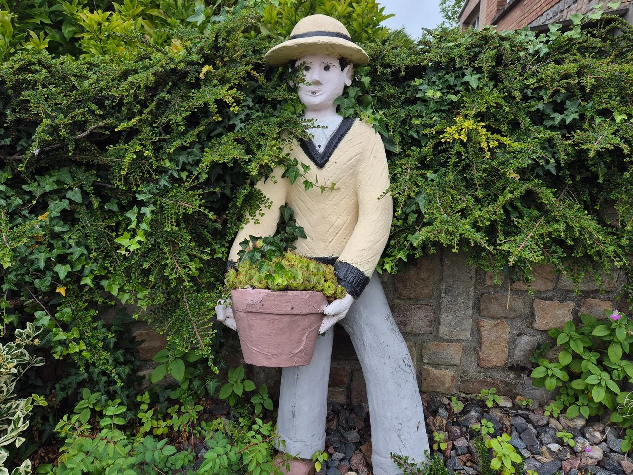 à l'entrée de la maison de Martine