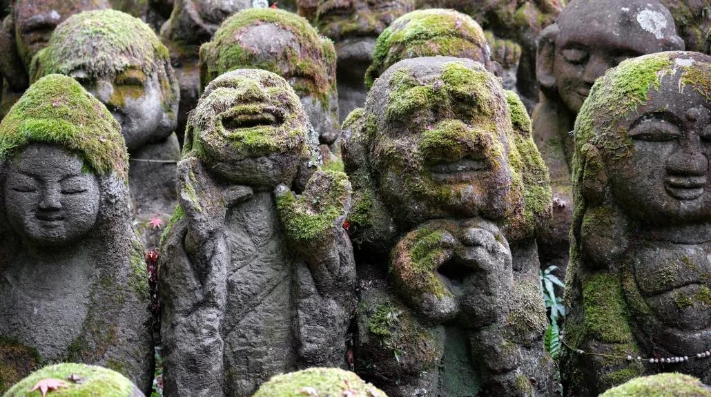 visages sculptés du temple Otagi Nenbutsu-Ji à Kyoto