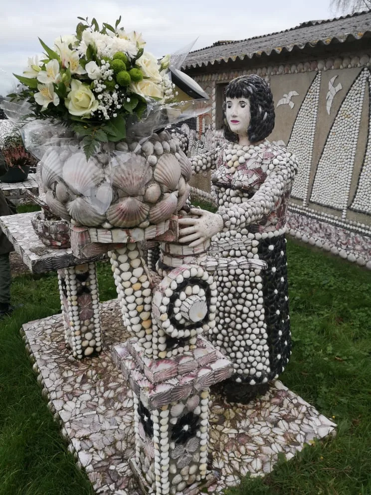 Des gerbes commémoratives étaient posées sur certaines sculptures à mon arrivée