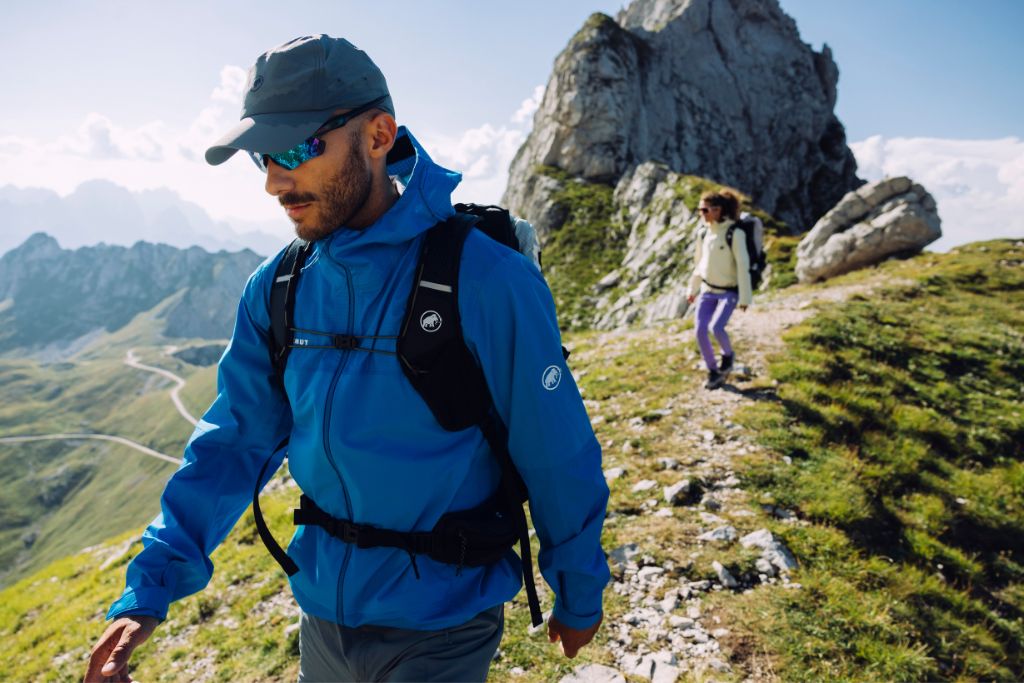 What is a hardshell jacket? » Everything you need to know | Mammut
