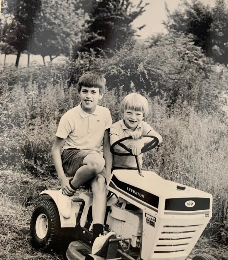 Antoine et Jean-Luc tondent le gazon - circa 1970