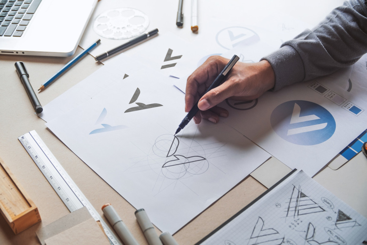 Graphic designer custom logo development process drawing sketch