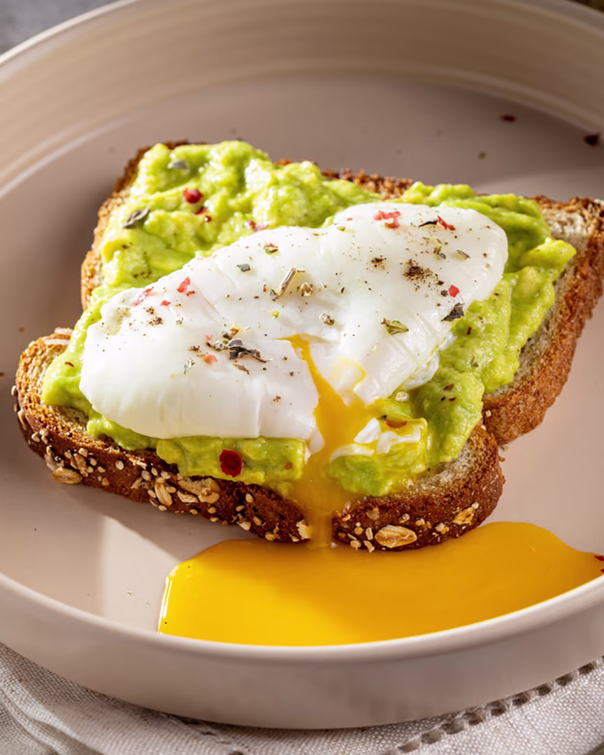 Brot mit Avocado und pochiertem Ei