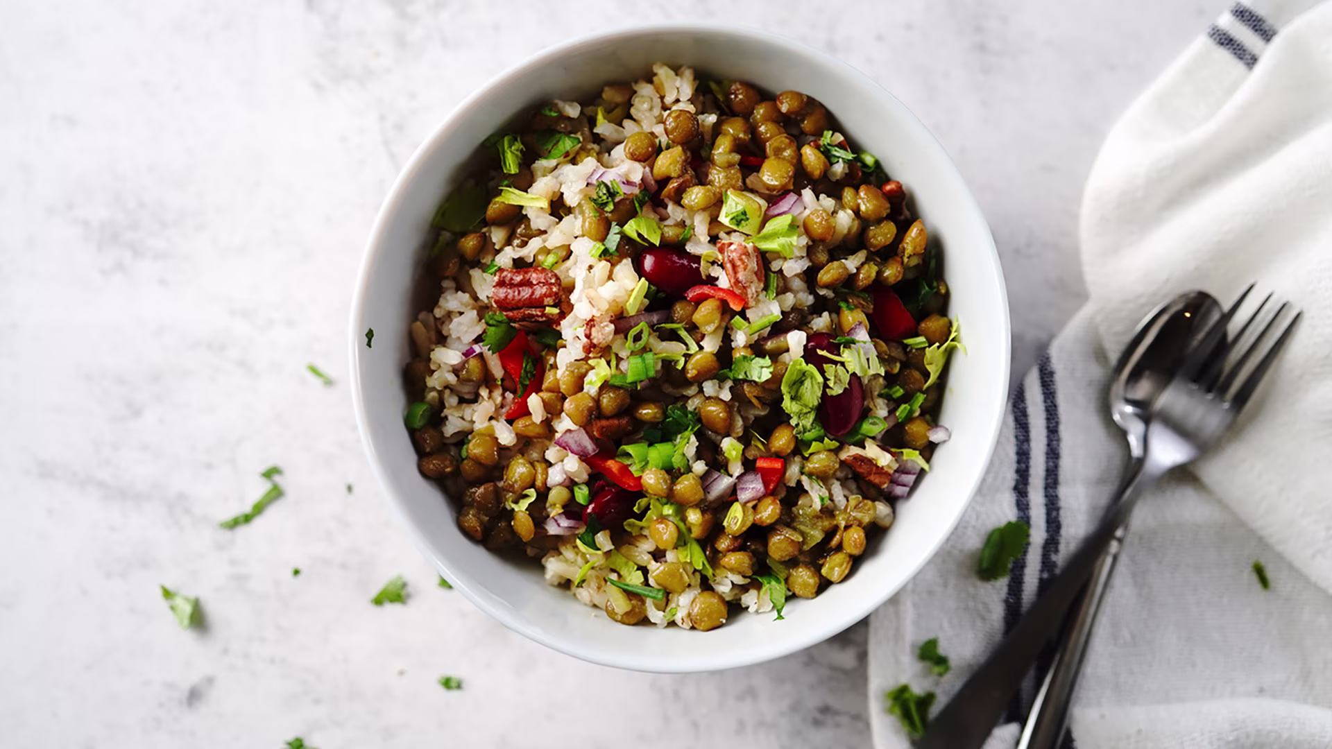 Bunte Linsen-Bowl mit braunem Reis und Gemüse – ballaststoffreiches Fibermaxxing-Rezept.